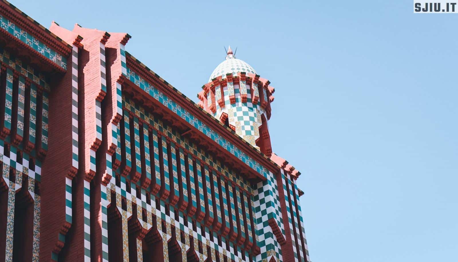 low-angle photography of red and blue concrete building